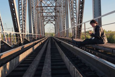 Adam açık havada ve endüstriyel yatay olarak bir elektro gitar ile