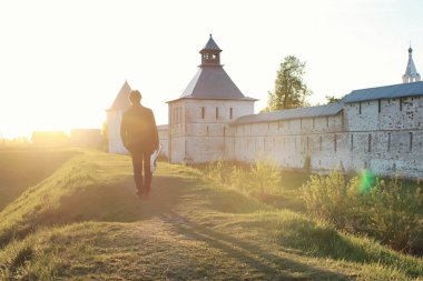 Adam açık havada ve endüstriyel yatay olarak bir elektro gitar ile