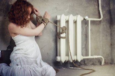 Genç kız yere bağlı. Kaçırılan kız. Kurban o