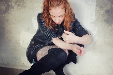 Kız bir şırınga fahişe bir doz ile bir deri ceket bağımlısı