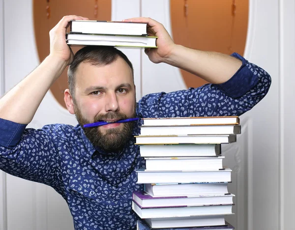 Un jeune barbu avec des manuels scolaires — Photo