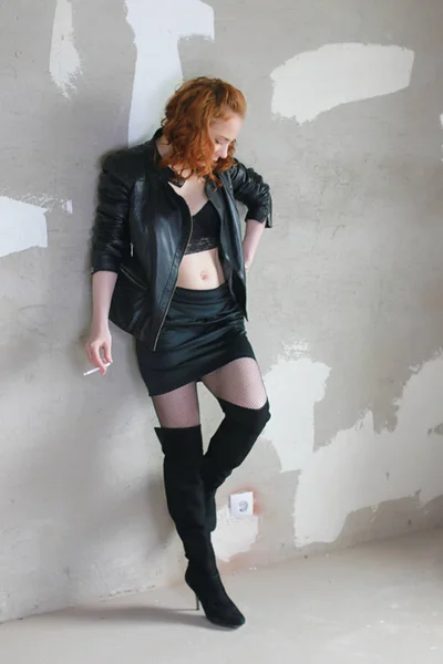 Наркоманка в кожаной куртке с дозой в шприце проститутки — стоковое фото