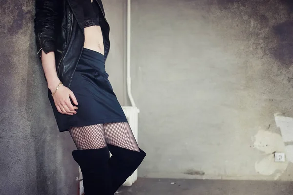 Chica adicta en una chaqueta de cuero con una dosis en una prostituta jeringa —  Fotos de Stock