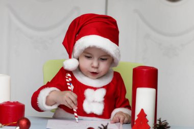 Küçük çocuk Noel Baba'ya mektup yazıyoruz