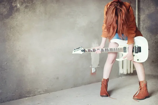 Joven pelirroja con una guitarra eléctrica. Músico de rock gir — Foto de Stock