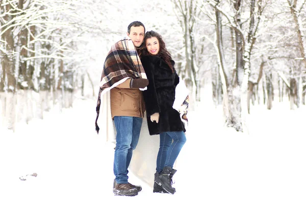 Una joven pareja camina en un parque de invierno — Foto de Stock
