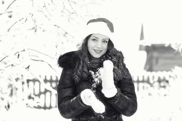 Hermosa chica en invierno nevado monocromo —  Fotos de Stock