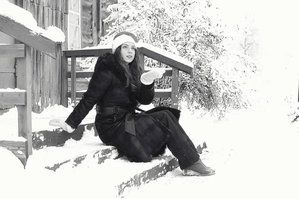 Bella ragazza in inverno nevoso monocromatico — Foto Stock