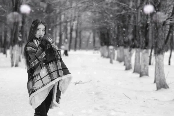 Een meisje in een winterse bewolkte dag — Stockfoto