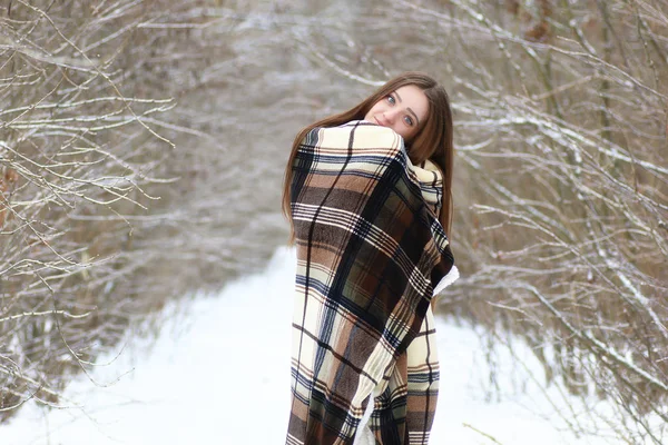 冬の雪の日の美しい少女 — ストック写真