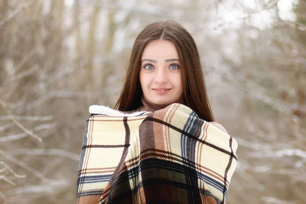 Karlı kış günü genç güzel kız — Stok fotoğraf