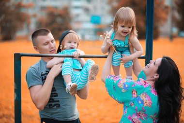 Anne ve iki kızı ikiz sonbahar