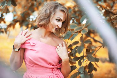 Sonbahar parkında güzel bir kız.