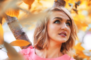 Sonbahar parkında güzel bir kız.