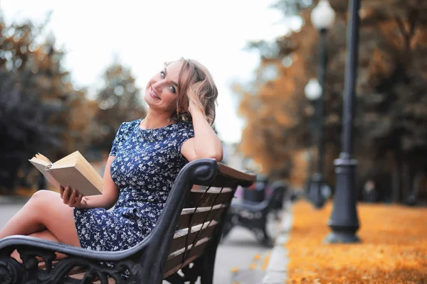 Krásná dívka v podzimním parku — Stock fotografie