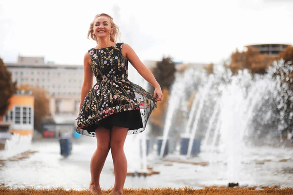 Menina bonita no parque de outono — Fotografia de Stock