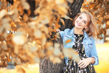 Sonbahar parkında güzel bir kız.