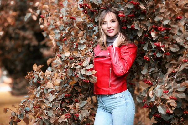 Hermosa chica en el parque otoño — Foto de Stock