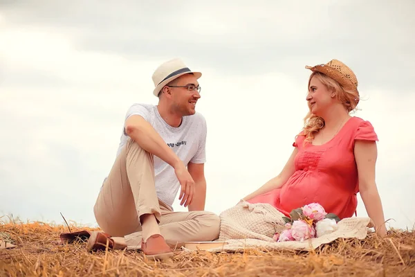 Herbst junge schwangere Mädchen auf einem Date — Stockfoto