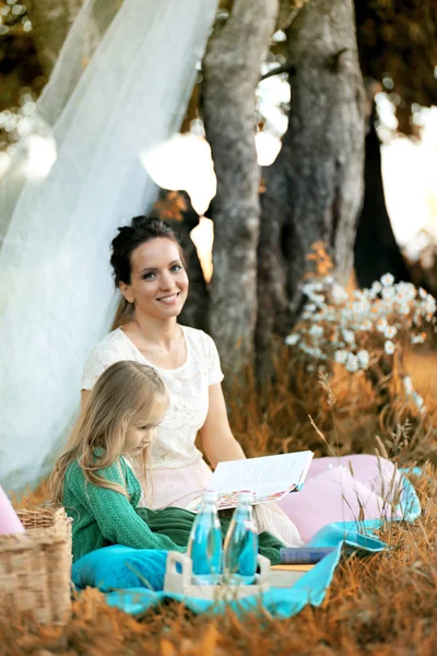 Мати зі своєю дочкою на пікніку — стокове фото