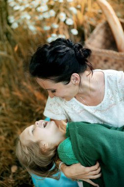 Anne ile kızını bir piknik