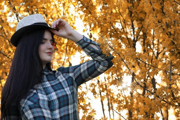 Une jeune fille parcourt la ville en auto-stop. Une beauté — Photo