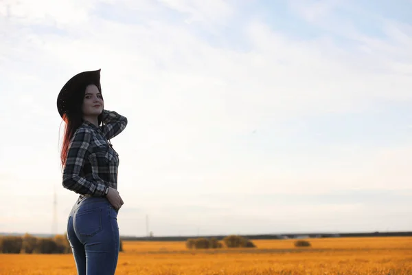 Una giovane ragazza sta facendo l'autostop in città. Una bellezza. — Foto Stock