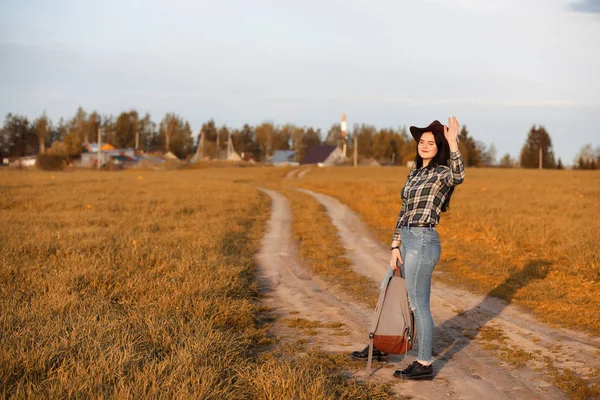 En ung flicka reser runt staden lifta. En vacker — Stockfoto