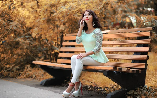 Belle fille dans un parc d'automne — Photo