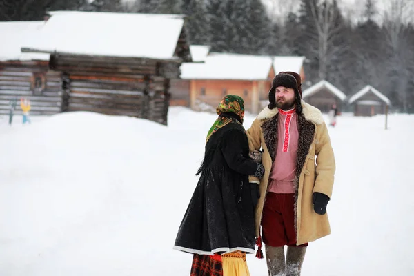 Pár v tradičním zimním kostýmu rolníka v Rusku — Stock fotografie