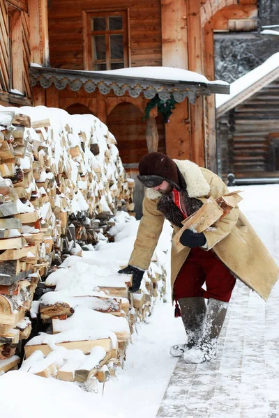 Costume tradizionale invernale di età contadina medievale in russia — Foto Stock