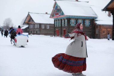 Rus kuzeyinin geleneksel kostümlü genç kızları kışın