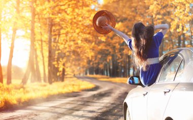 Doğa elbise genç güzel kız. Şapkalı bir kız yürüyor