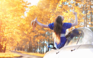 Doğa elbise genç güzel kız. Şapkalı bir kız yürüyor