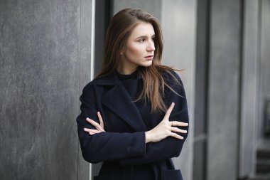 İş merkezinde paltolu güzel kız 