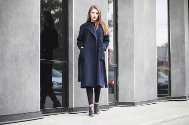 İş merkezinde paltolu güzel kız 