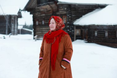 Rus kuzeyinin geleneksel kostümlü genç kızları kışın