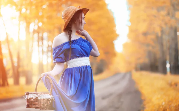 自然にドレスの美しい少女。帽子の女の子は歩く — ストック写真