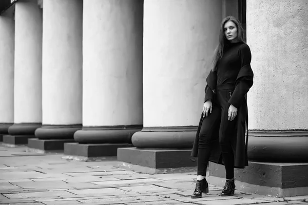 Menina em um casaco foto preto e branco — Fotografia de Stock