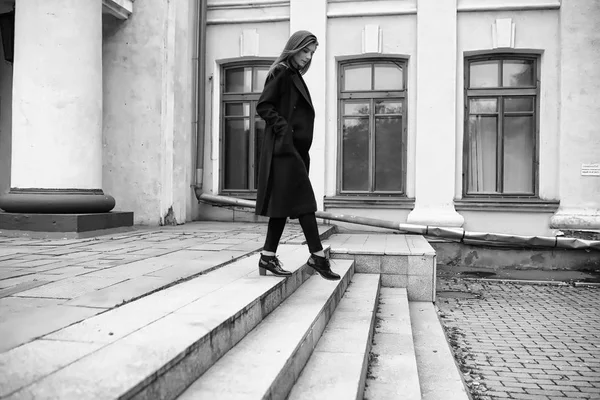 Chica en un abrigo en blanco y negro foto — Foto de Stock