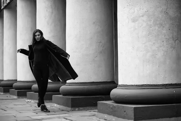 Fille dans un manteau noir et blanc photo — Photo