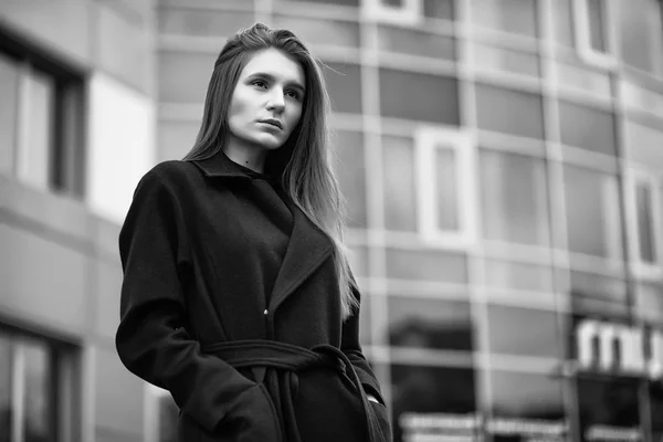 Menina em um casaco foto preto e branco — Fotografia de Stock
