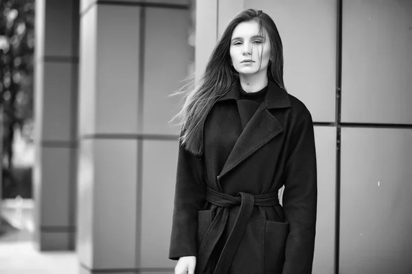 Fille dans un manteau noir et blanc photo — Photo