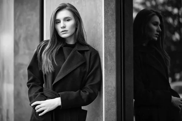 Menina em um casaco foto preto e branco — Fotografia de Stock