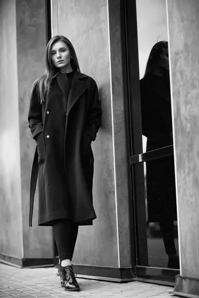 Menina em um casaco foto preto e branco — Fotografia de Stock