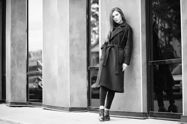 Fille dans un manteau noir et blanc photo — Photo