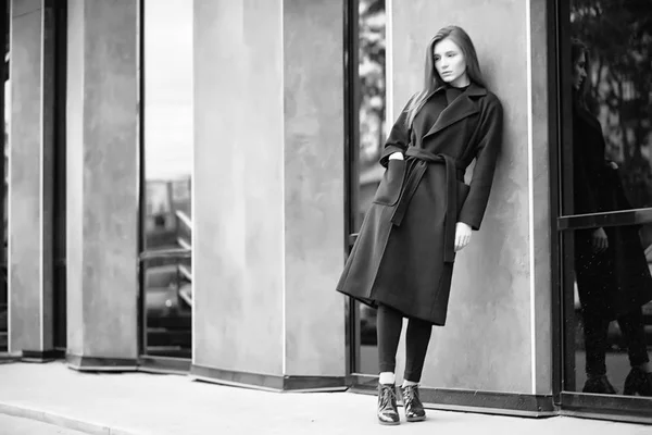 Девушка в черно-белом пальто — стоковое фото