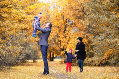 Öğleden sonra sonbahar Park aile