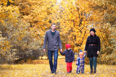 Öğleden sonra sonbahar Park aile