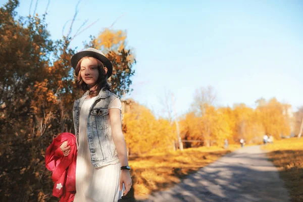 Flicka promenader i parken hösten. Höst i staden, flicka med d — Stockfoto